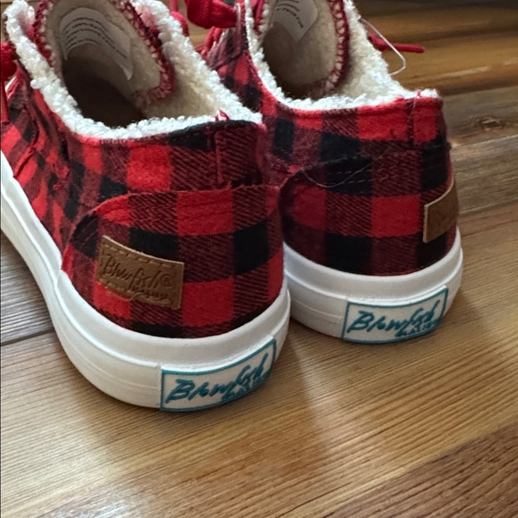 Blowfish Malibu sneakers in a red and black plaid fabric with a Sherpa size 7 - Picture 4 of 6